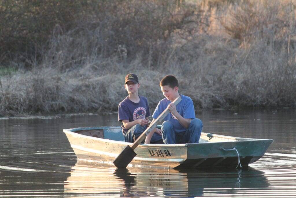 boys boat country