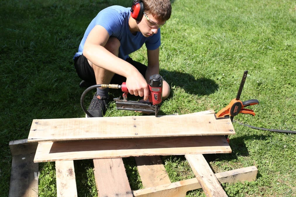 Nailing the pallet planter