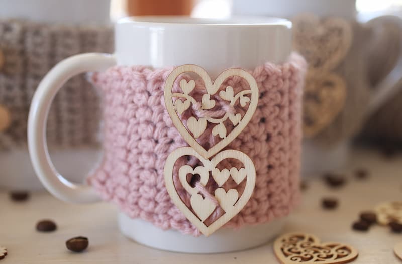crochet mug cozy with hearts