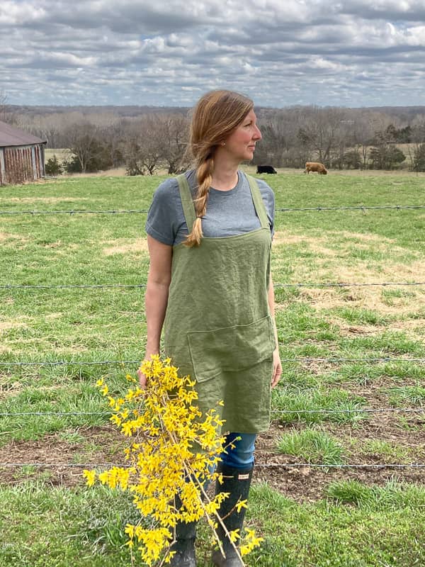 This simple easy cross-back linen apron is a perfect beginner sewing project.  With only a few cuts and some straight seams, you can have your own handmade linen apron, perfect for spring!