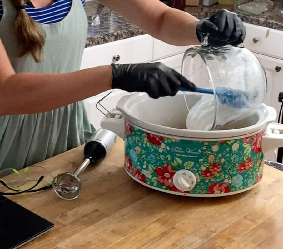 https://theeverydayfarmhouse.com/wp-content/uploads/2022/07/liquid-dish-soap-making-6.jpg